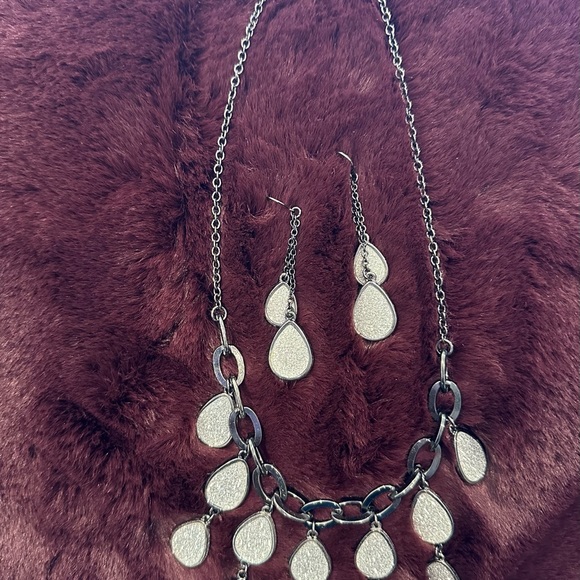 Vera Wang jewelry matching set - Picture 9 of 9